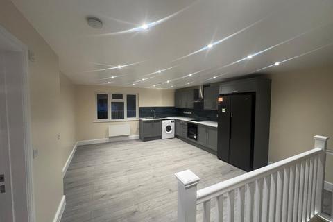 3 bedroom flat to rent, woking GU21