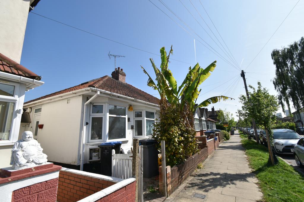 To Let – 3-Bedroom Bungalow with Open-Plan Livi
