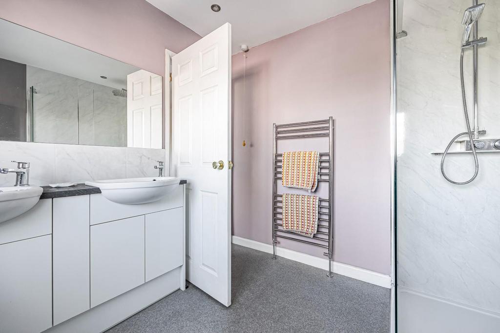 Ensuite.JPG