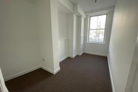1 bedroom ground floor flat to rent, Queens Gardens, Eastbourne