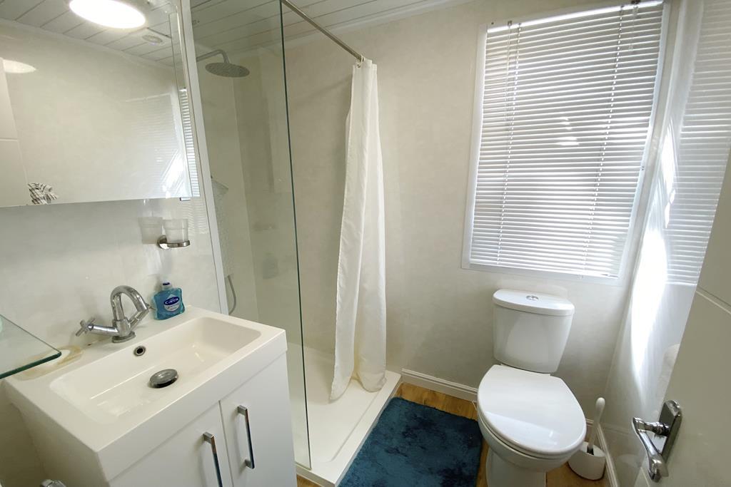 80pine ensuite (Copy)