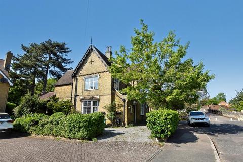 3 bedroom semi-detached house to rent, Station Road, Aylesford
