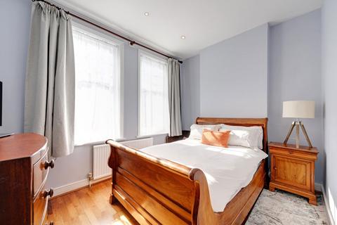 2 bedroom flat for sale, Glenloch Road, London NW3