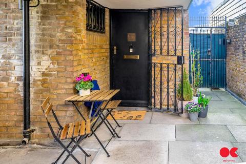 45 Burr Close, London, E1W 1NB