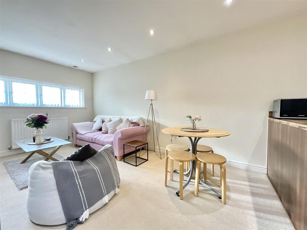 Kitchen / Lounge
