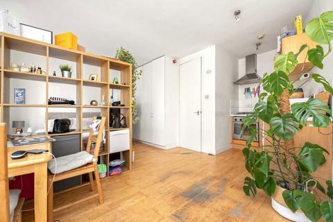 Studio to rent, Goswell Road, London EC1V