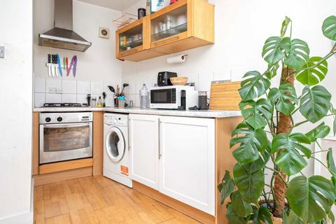 Studio to rent, Goswell Road, London EC1V