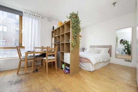 Studio to rent, Goswell Road, London EC1V