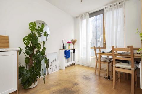 Studio to rent, Goswell Road, London EC1V