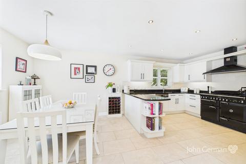 9 Stanway Close, Uttoxeter, ST14 8UZ