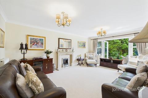 9 Stanway Close, Uttoxeter, ST14 8UZ