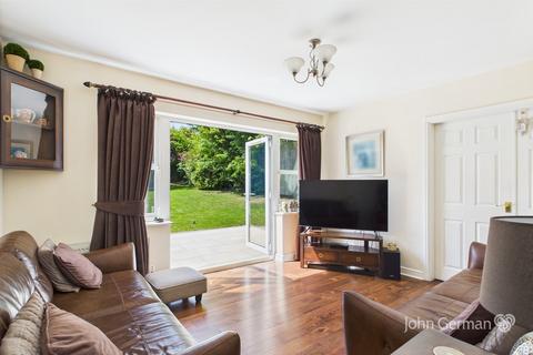 9 Stanway Close, Uttoxeter, ST14 8UZ