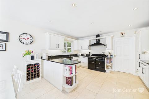 9 Stanway Close, Uttoxeter, ST14 8UZ