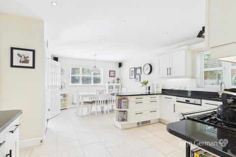 9 Stanway Close, Uttoxeter, ST14 8UZ