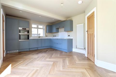 4 bedroom semi-detached house for sale, Found between Clevedon Town Centre and Seafront