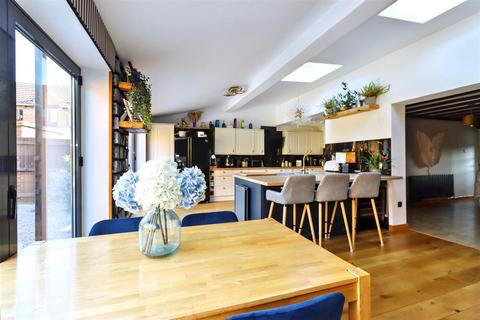 4 bedroom end of terrace house for sale, Popular residential location in Clevedon