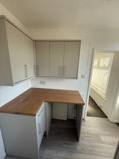 2 bedroom terraced house to rent, Springfield Avenue, Morley LS27