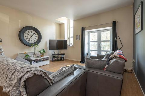 2 bedroom flat for sale, Brackendale, Bradford BD10