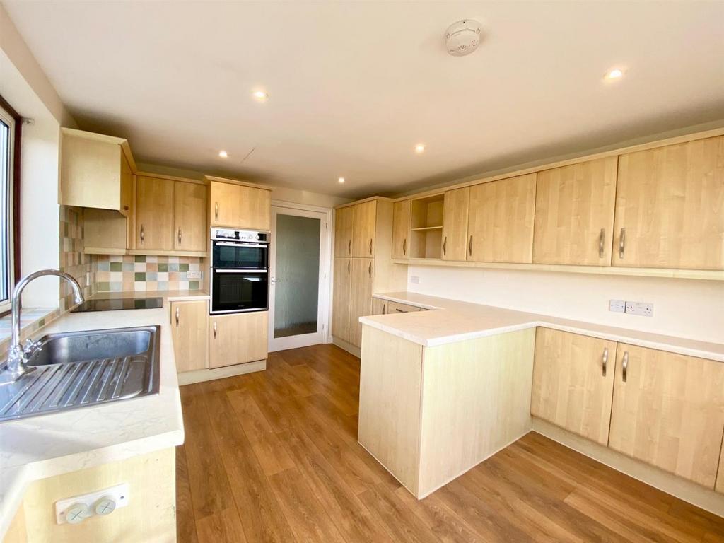 Kitchen 2.jpg