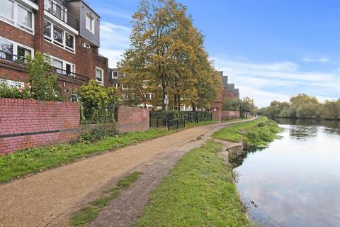3 bedroom flat for sale, Kessock close, (River Front) London, N17 9PW