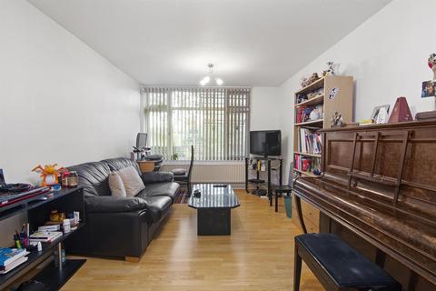 3 bedroom flat for sale, Kessock close, (River Front) London, N17 9PW