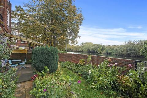 3 bedroom flat for sale, Kessock close, (River Front) London, N17 9PW