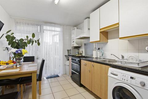3 bedroom flat for sale, Kessock close, (River Front) London, N17 9PW