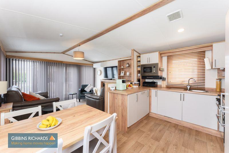 Kitchen/Dining Area