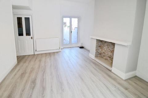 3 bedroom terraced house to rent, Chanterlands Avenue, Hull