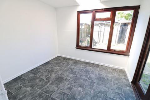 3 bedroom terraced house to rent, Chanterlands Avenue, Hull