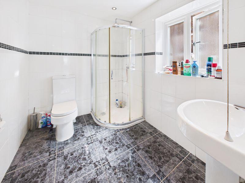 En suite to bedroom