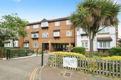 2 bedroom flat to rent, Carisbrooke court, Eskdale Avenue, Northolt