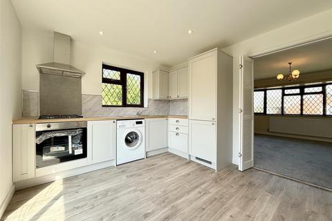 3 bedroom detached bungalow to rent, Lake View Avenue, Walton
