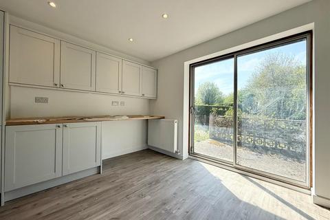 3 bedroom detached bungalow to rent, Lake View Avenue, Walton