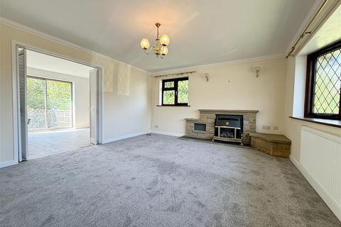 3 bedroom detached bungalow to rent, Lake View Avenue, Walton