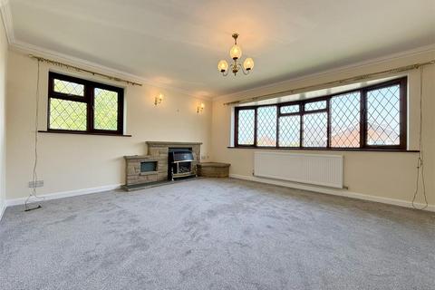 3 bedroom detached bungalow to rent, Lake View Avenue, Walton