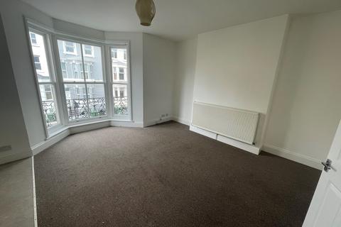 2 bedroom flat to rent, Pevensey Road
