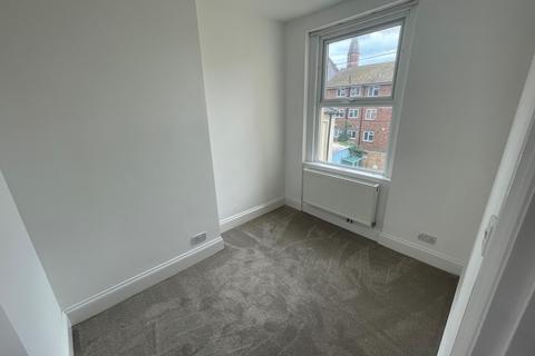 2 bedroom flat to rent, Pevensey Road