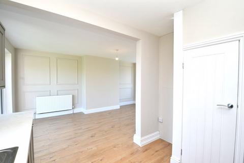 3 bedroom semi-detached house to rent, Sunningdale Drive, Salford