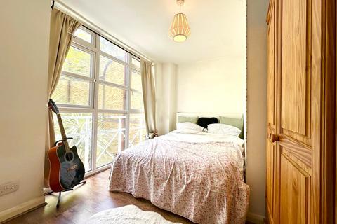 2 bedroom apartment to rent, Eleanor Close, London SE16