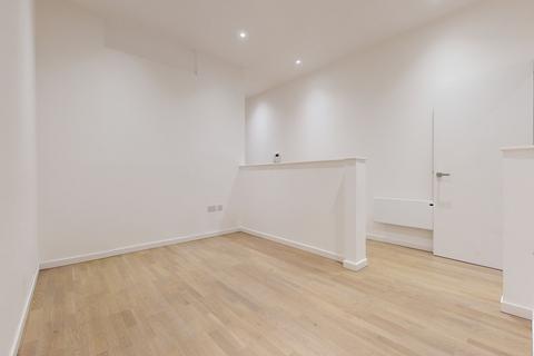 Studio to rent, Riverbank Way
