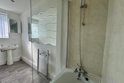 4 bedroom terraced house to rent, Glenthorpe Crescent, Leeds, West Yorkshire, LS9