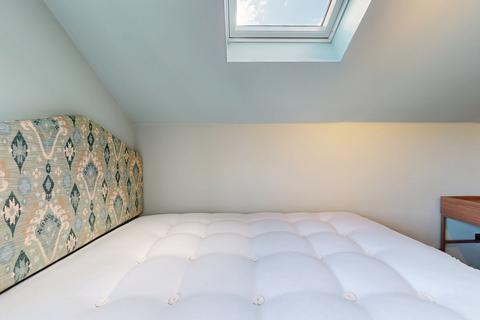 Studio to rent, Cheshire Street