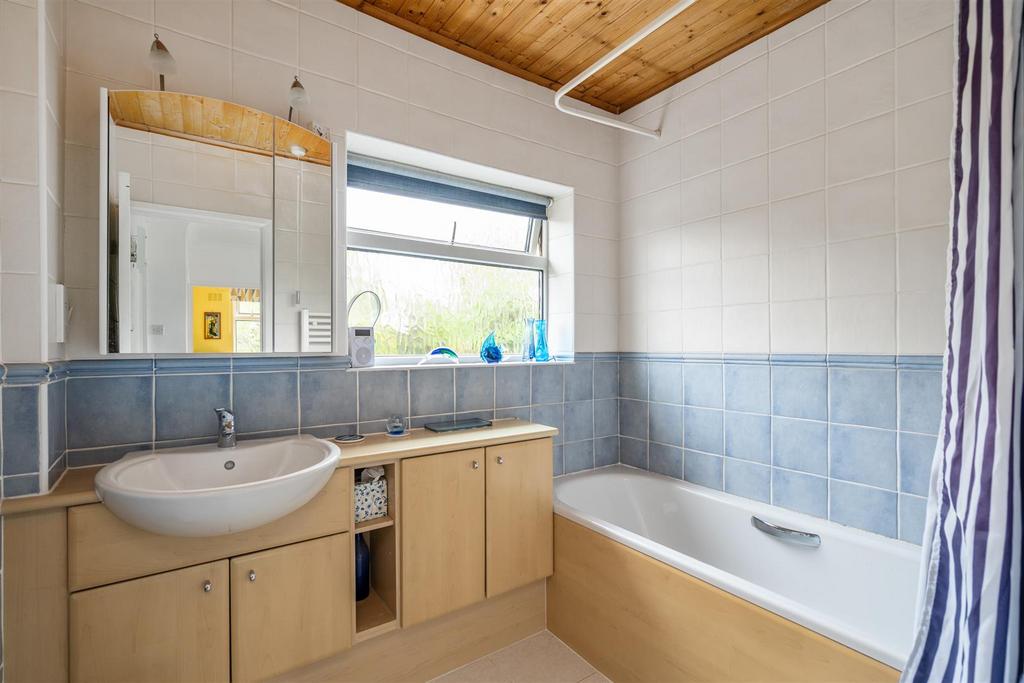 3 Redhouse Close 5.jpg