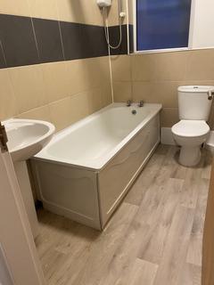 2 bedroom flat to rent, Central Road, Manchester M20