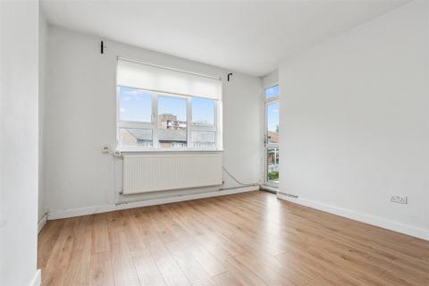 3 bedroom flat to rent, Thessaly Road, London SW8