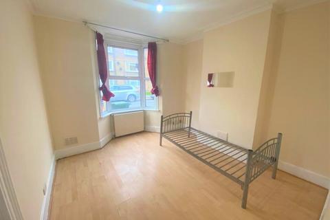1 bedroom flat to rent, Braemar Road, London