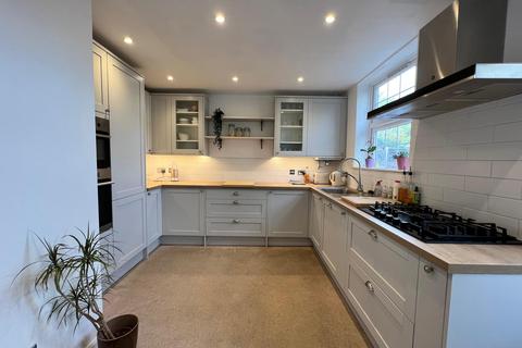4 bedroom townhouse to rent, Acacia Road, London