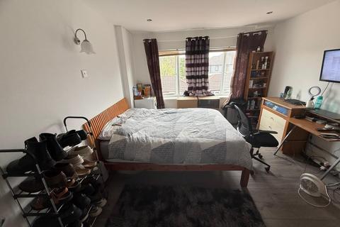 1 bedroom in a house share to rent, Leaver Gardens, Western Avenue, Greenford