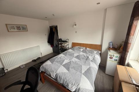 1 bedroom in a house share to rent, Leaver Gardens, Western Avenue, Greenford